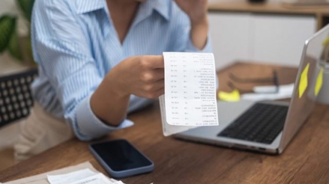 Persona rectificando una factura